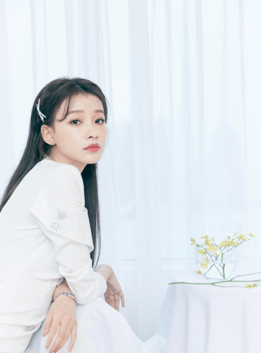 牛奶|清纯气质撞脸李沁？孙怡穿上白色西装裙，“牛奶腿”让人十分羡慕