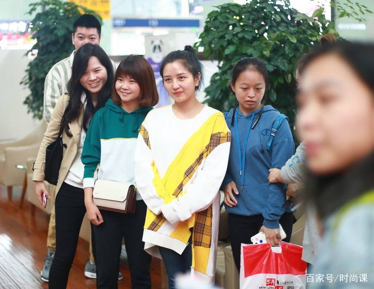 阳光|何洁现身机场,素颜配拼接上衣好时尚,仨娃妈的身材太过真实