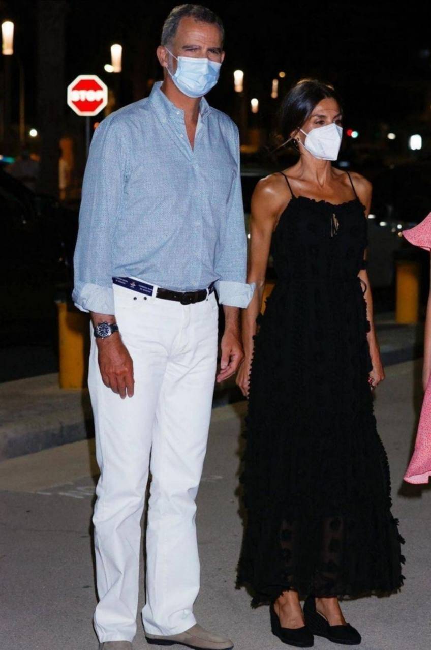 颜色|西班牙王后从不让人失望,一家四口出游,3套换装美得高级又上照