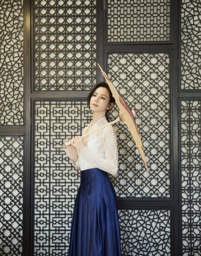 曲线|李若彤真有53岁？穿抹胸开衩裙秀S曲线，女神果然抗老