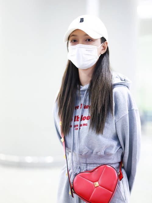 服装|沈梦辰越来越会穿了，休闲装“少女气息”十足，可盐可甜惹人爱