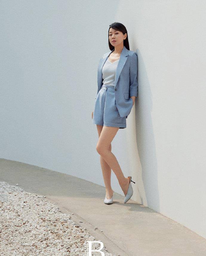 耳坠|闫妮最新写真公开，完美演绎48岁女性自信魅力，看到这双腿我酸了