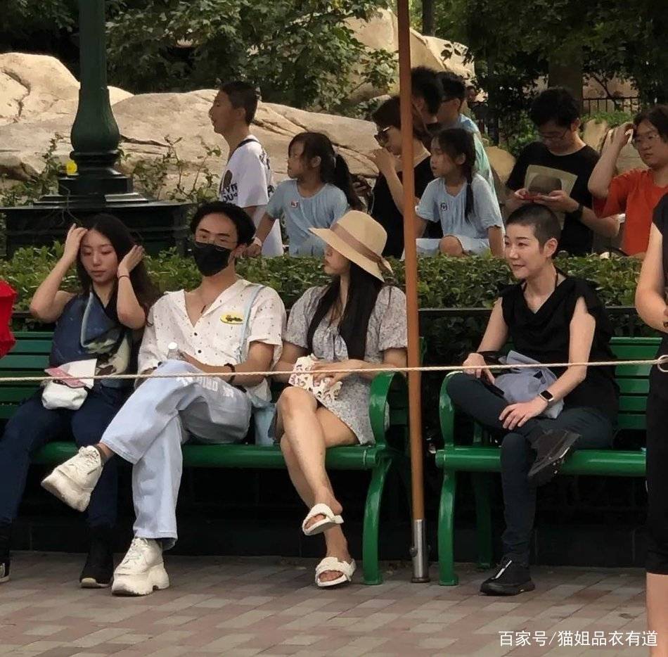 显得|53岁伊能静带娃游玩，素颜穿碎花裙好减龄，每年百万护肤费花得值