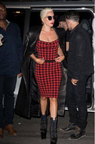 Gaga|Lady Gaga终于丢掉了20cm的战靴和蛇皮袋紧身裙，好好穿衣很范儿