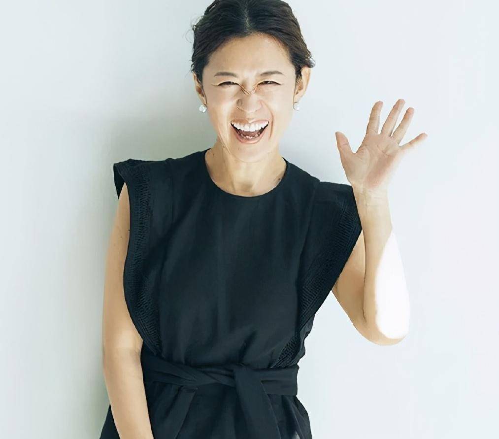 颜色|年近五十怎么穿时髦吸睛？学学大草直子的搭配，气质翻倍优雅迷人