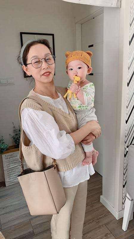 效果|57岁青岛姥姥走红了！时尚带娃两不误，穿衣减龄连自己女儿都羡慕