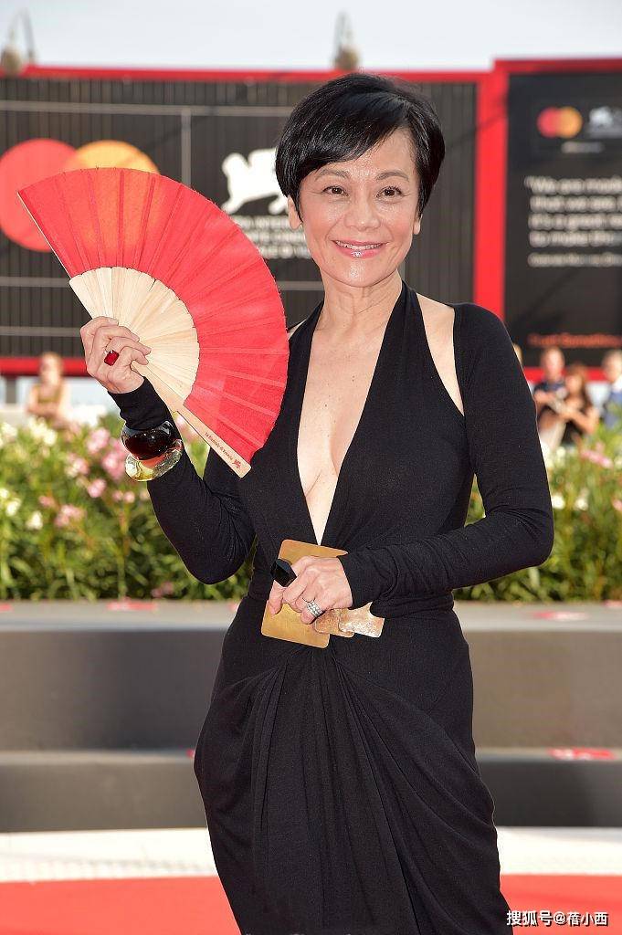 活动|张艾嘉的原装五官老得真实，穿无袖上衣配牛仔裤亮相，打扮好精致