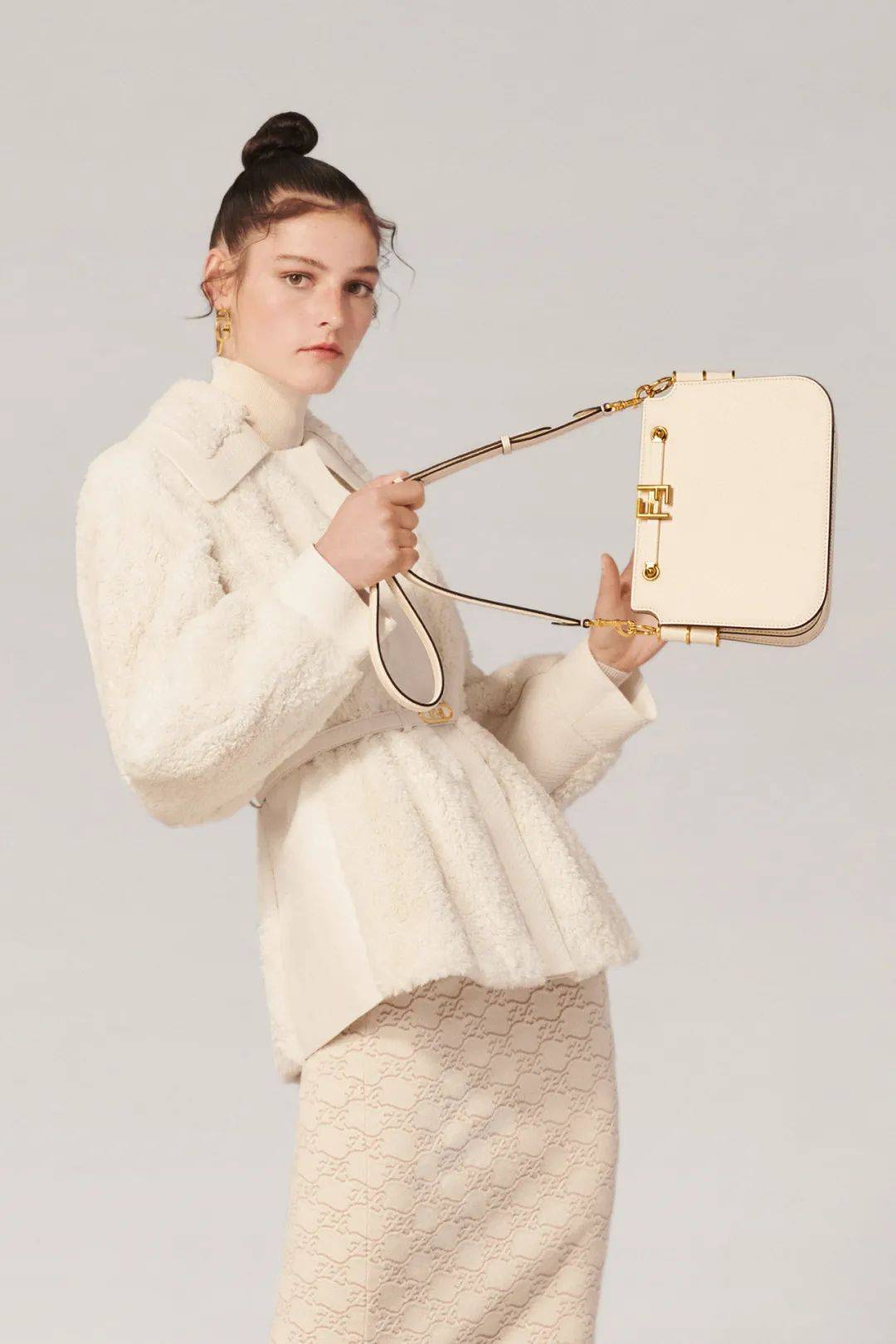 棕色|“实用派”的芬迪,你喜欢吗?FENDI2022度假系列
