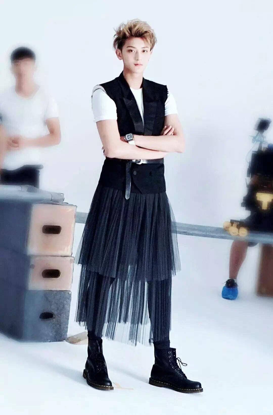 内卷|吴亦凡带火的裙装look还不过时？格纹蕾丝一样不少，丝毫不觉阴柔