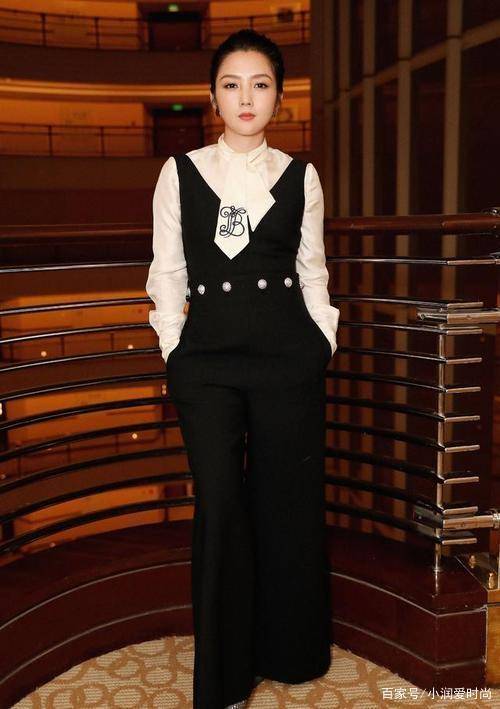 显得|何洁瘦身后好会穿，西装搭半裙显高显瘦有气质，好身材不像3娃妈