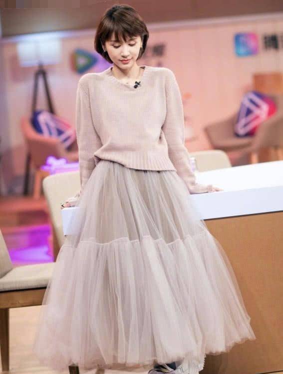 显得|王子文恋爱后气质大变，穿男友风T恤配网纱裙，温柔与妩媚并存