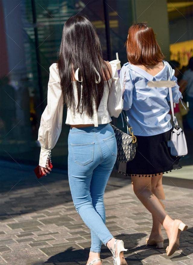 左图|身材修长的打底裤美女，秀出了俏丽大方的美，会更经典