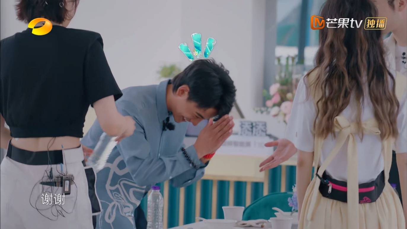 好朋友|《中餐厅5》：丁真逐渐打开心扉与龚俊变成好朋友，变身干活小能手