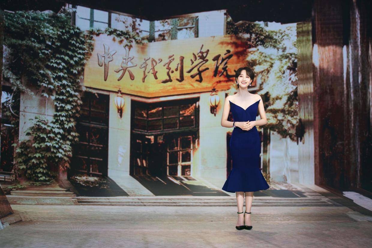 丰盈|没想到蓝盈莹身材这么好，穿黑色修身吊带裙成熟精致，曲线丰盈