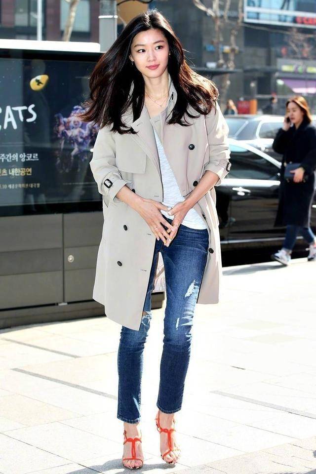 设计|全智贤 蓝大衣搭阔腿裤运动鞋更范,虽然三十岁依然惊艳