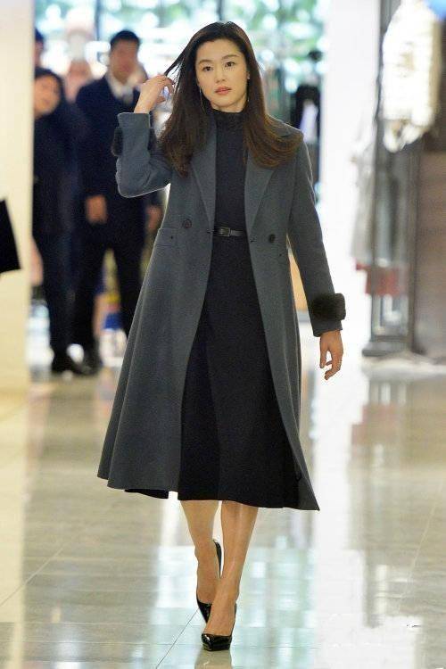 设计|全智贤 蓝大衣搭阔腿裤运动鞋更范,虽然三十岁依然惊艳