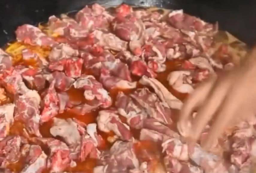 颜色|新疆人的一天从大碗手抓饭开始，大块的羊肉不愧为“十全大补饭”