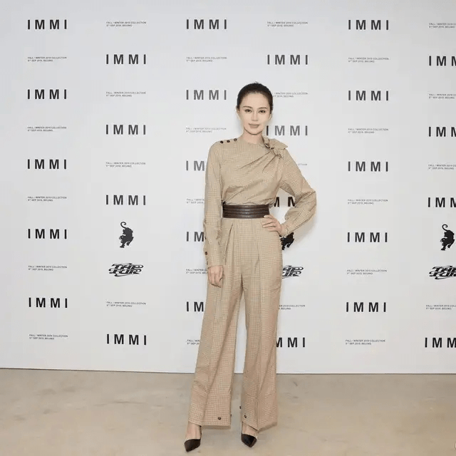 颜色|佟大为携关悦现活动，白色连衣裙配小白鞋好减龄，哪像40岁