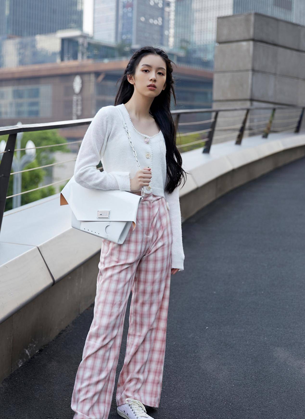 颜色|小黑裤已经不时兴了，今夏流行穿粉色长裤，时髦精们已经领先一步