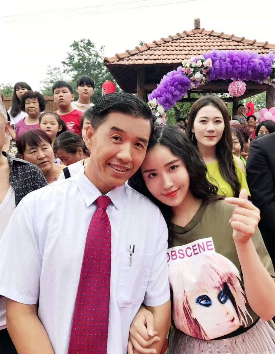 在8月9日于月仙离世当晚,在关小平女儿关思慧的直播间里,关小平照样与