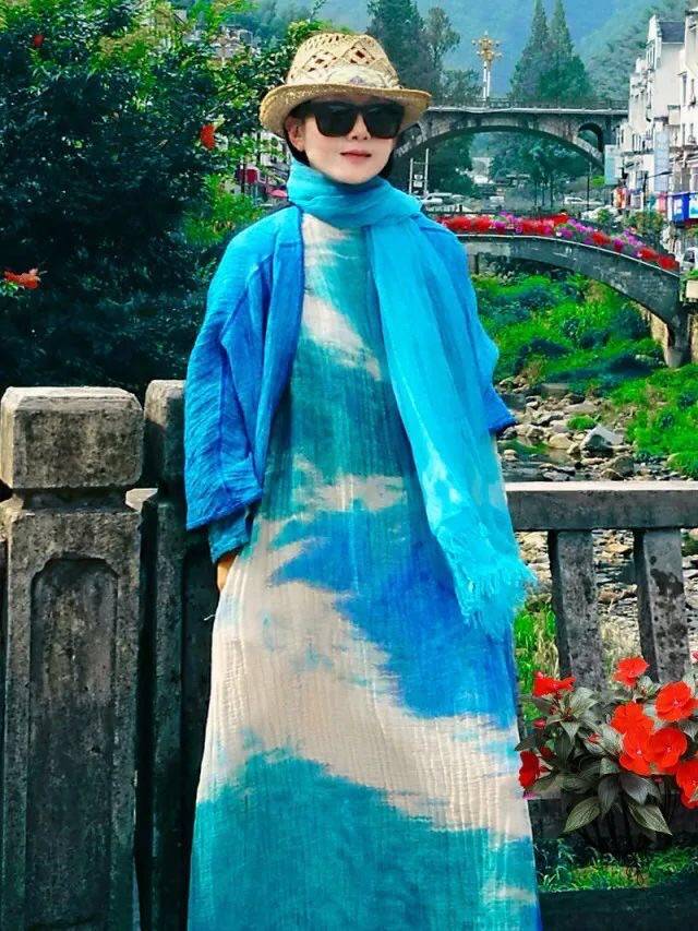 民族|杨丽萍不愧是舞蹈家,挎“菜蓝子”走机场也有范,5厘米指甲抢镜