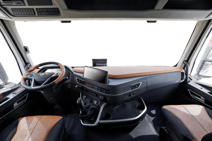 红岩杰狮h6牵引车上汽560马力国六发动机采埃孚自动挡变速箱