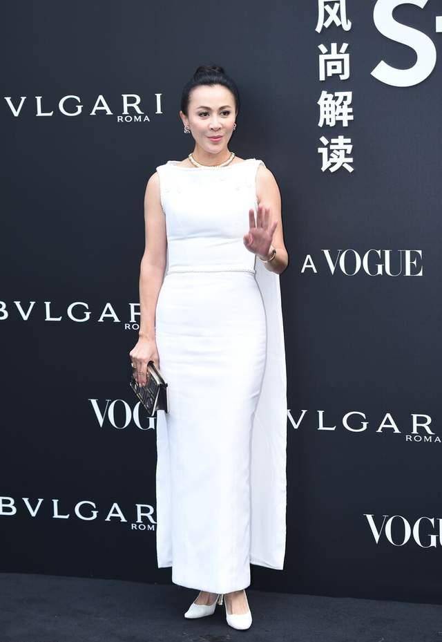 身材|刘嘉玲保养得真好，穿白色修身礼裙优雅端庄，55岁还有少女身材