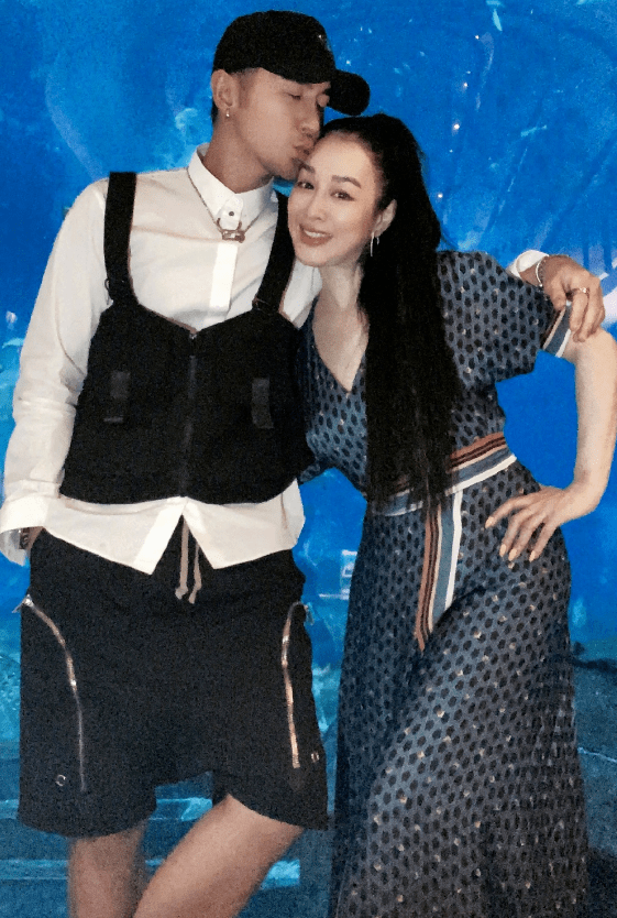 形象|钟丽缇模仿年轻人穿破洞裤，不料赘肉被“挤”出来，49岁该服老了