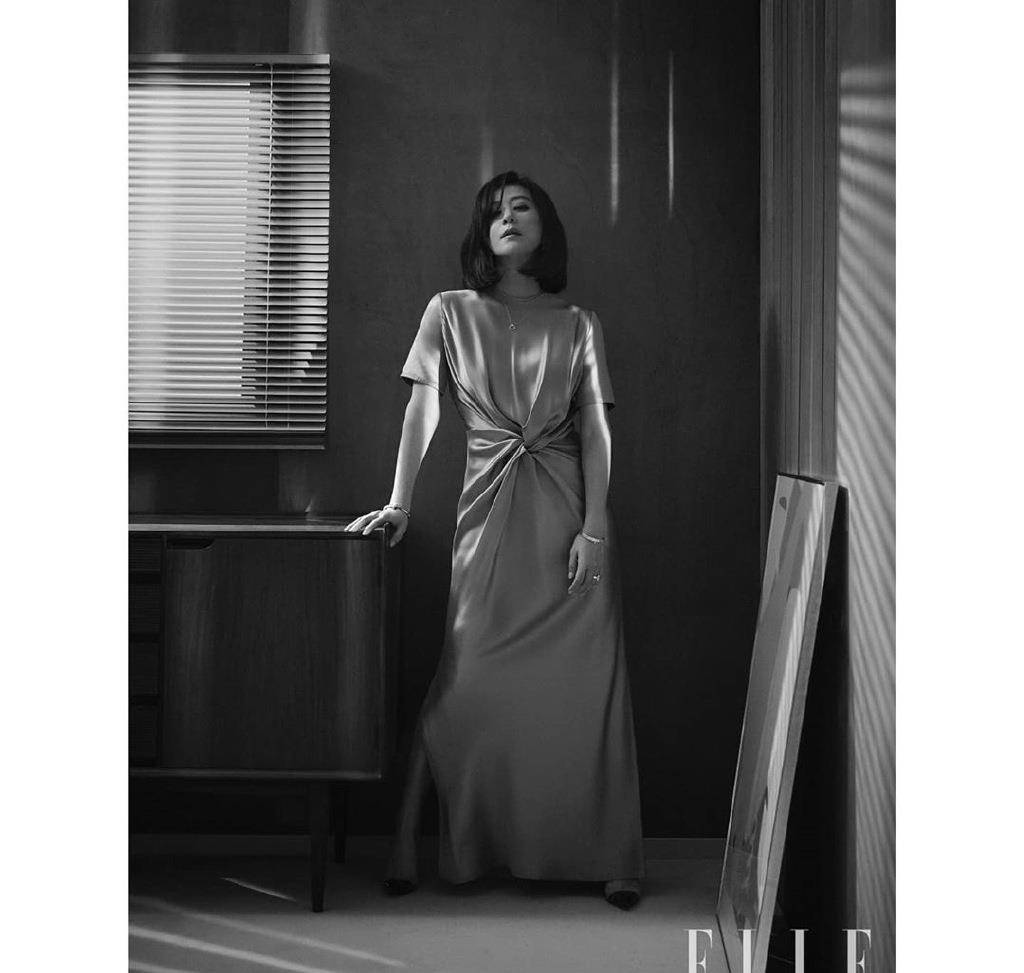 身材|这“婆娘”吃了防腐剂？53岁穿小吊带拍杂志从容优雅，看不出年龄