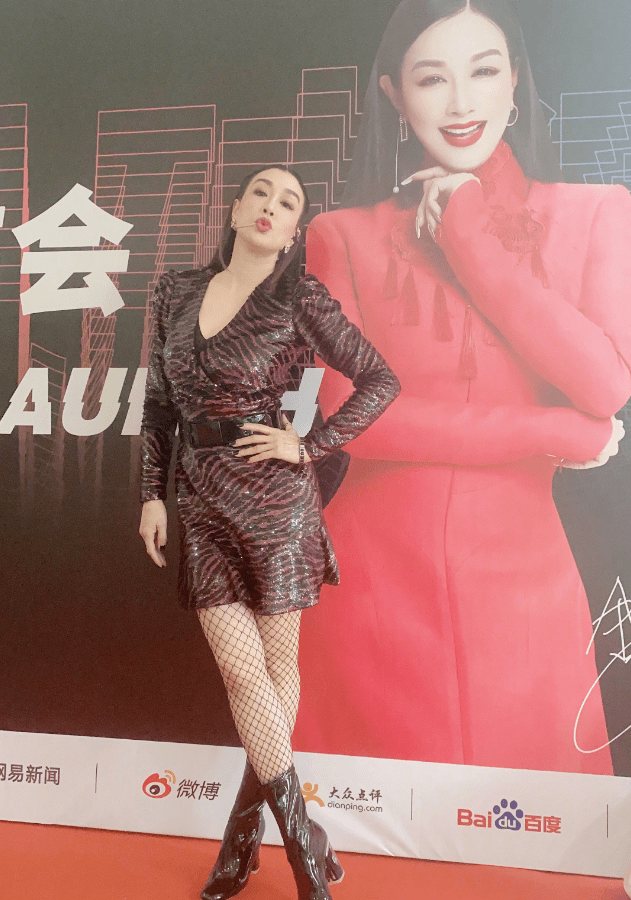 工装裤|钟丽缇再婚后愈发不羁！穿“透明风衣”走机场，一双腿暴露体重