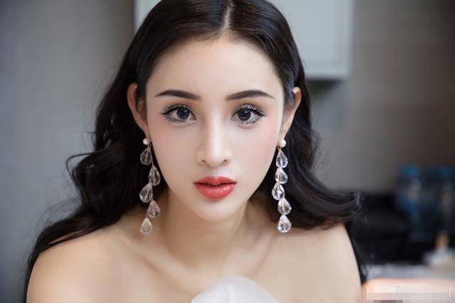 职业|25岁的车模美女，完美曲线轻松驾驭旗袍，运动健身成就好身材，令人羡慕