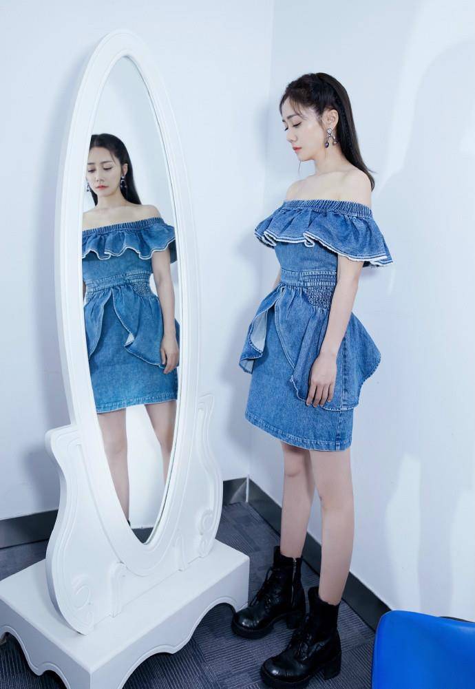 显得|“姐姐”刘芸很有女人味，穿一字肩连衣裙秀香肩，看着挺高级