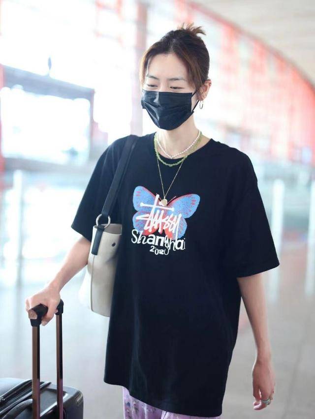 土潮|刘雯这时尚感没谁了，“睡裤外穿”不仅不俗，搭T恤还个性时尚