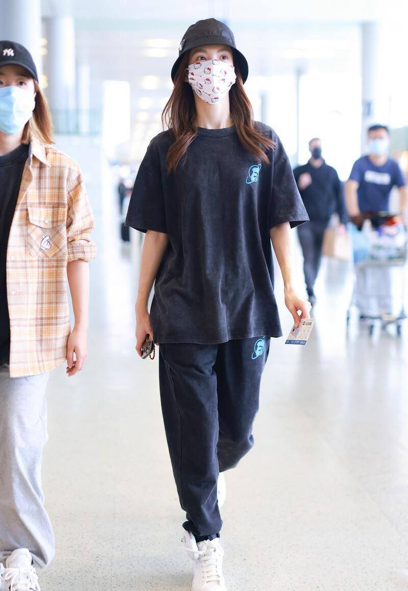 身材|金晨的造型时髦多变，在机场也穿得很洋气，一双拖鞋6千多真够豪