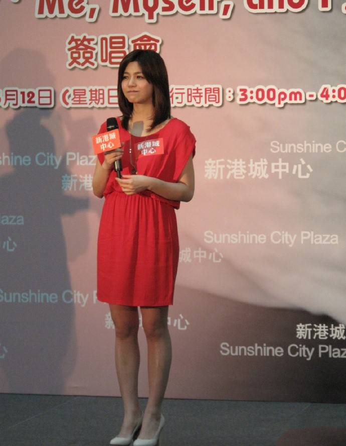 袭小|陈妍希一袭小红裙太时尚,虽然是当妈的人,但生图下身材也耐看