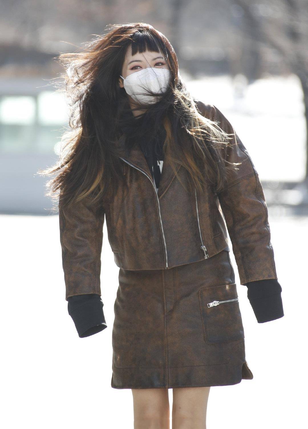 下半身|路人镜头下的泫雅真美，大冷天穿半身皮裙秀细腿，好身材藏不住