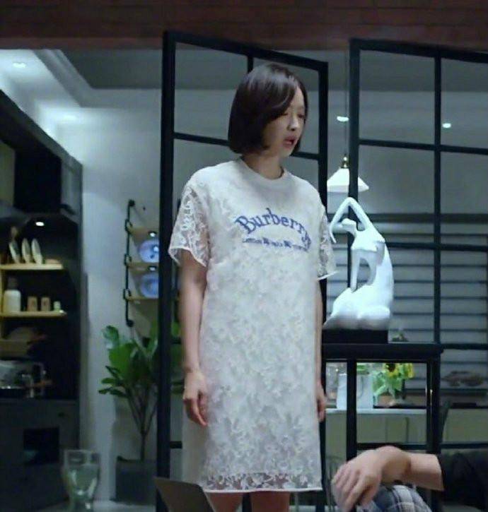 条纹|《下一站是幸福》宋茜带私服进组，“条纹裙”机场半露香肩，辣眼