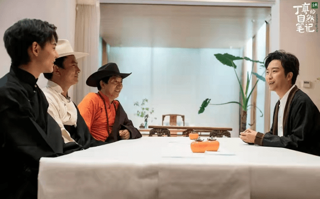 黑色|丁真李玉刚世纪同框！丁真穿黑藏袍折扇挡脸五官精致，武生妆超帅