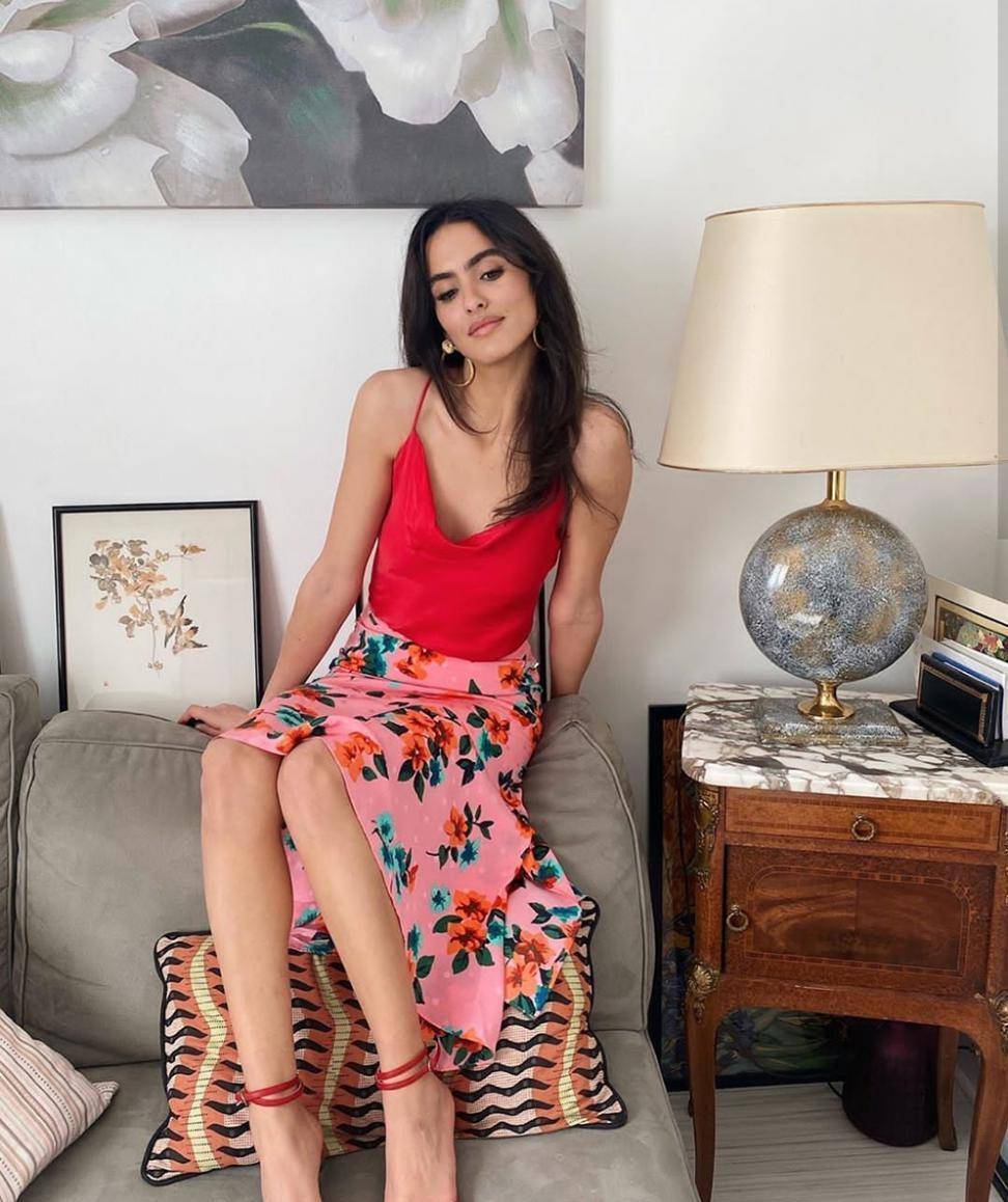 丝绸|这个夏季你缺一件“液体吊带”，配裙子很好看，适合不会搭配的你