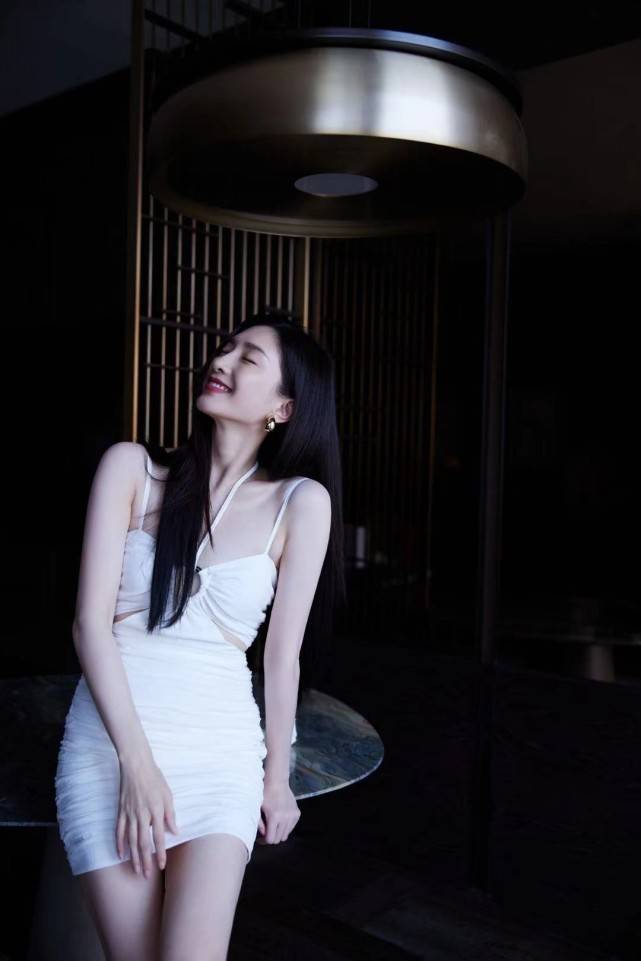 中性|江疏影新戏“路人脸”美开挂！素颜戴土气圆眼镜，比当白富美更绝
