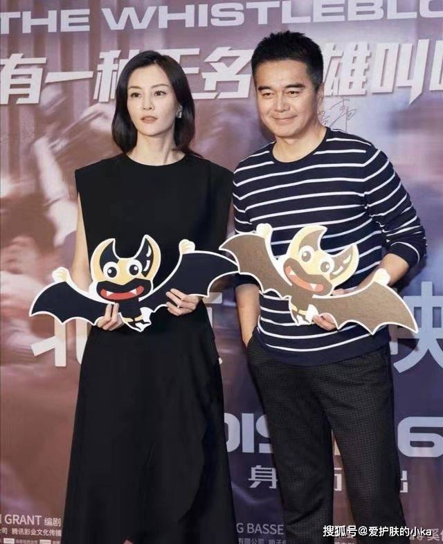 颜色|43岁刘孜脸蛋饱满，穿百褶裙身材纤细毫没赘肉，就是鼻子有点抢镜