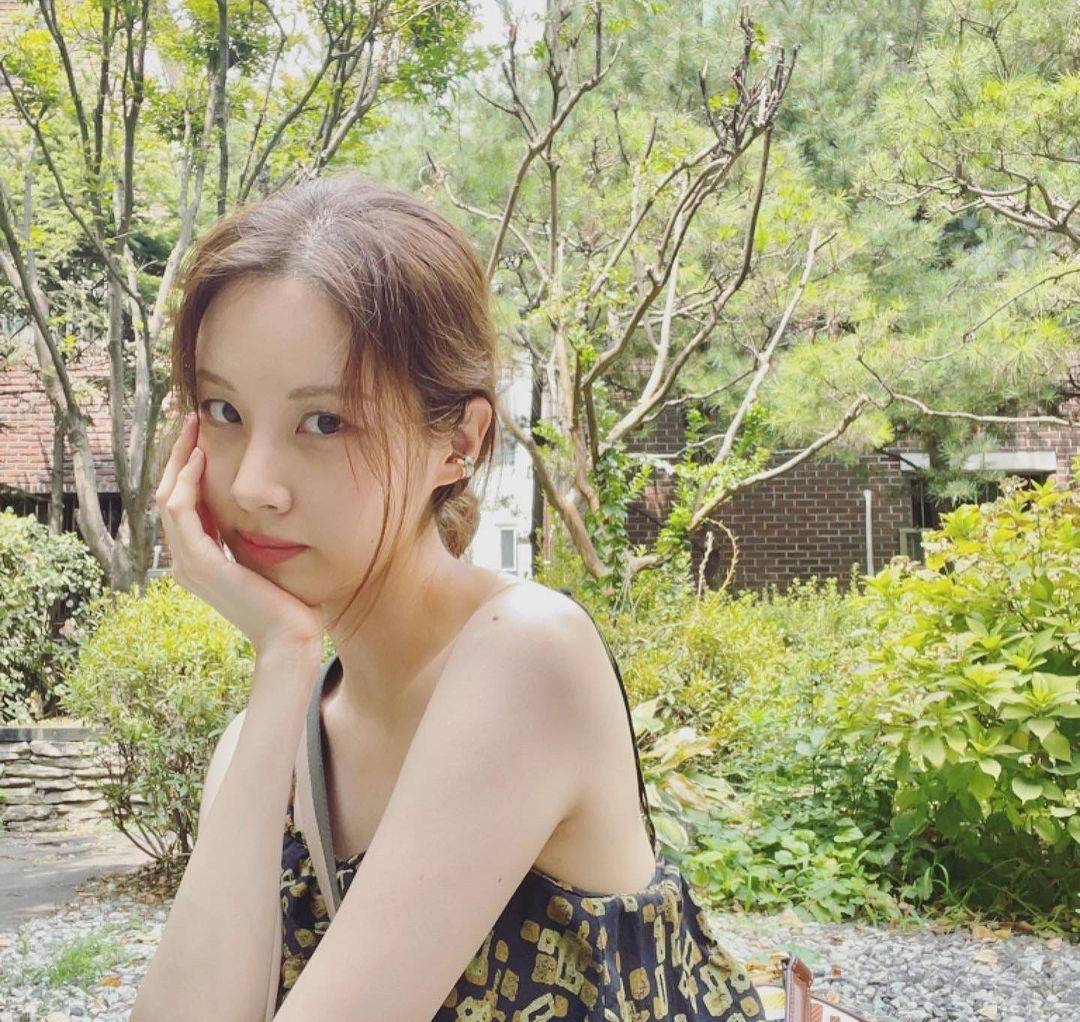 徐贤夏日近照显慵懒风穿吊带头发挽起初恋感满满