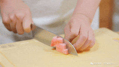 桃子怎么切去桃核 5c1b373479364bf6b294157d2f6152f6.gif