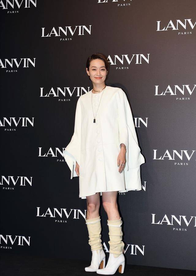 喇叭裤|马伊琍难掩“高级气质”，穿条纹衬衫配喇叭裤走机场，减龄又气质