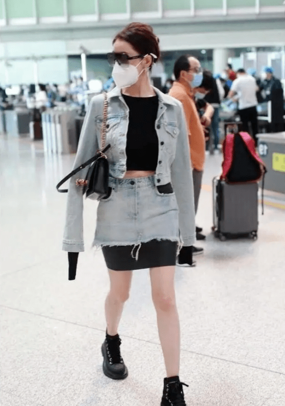 张天|有种“保守”叫张天爱嫌裙子太短，多加一层黑布，谁知巨显腿长