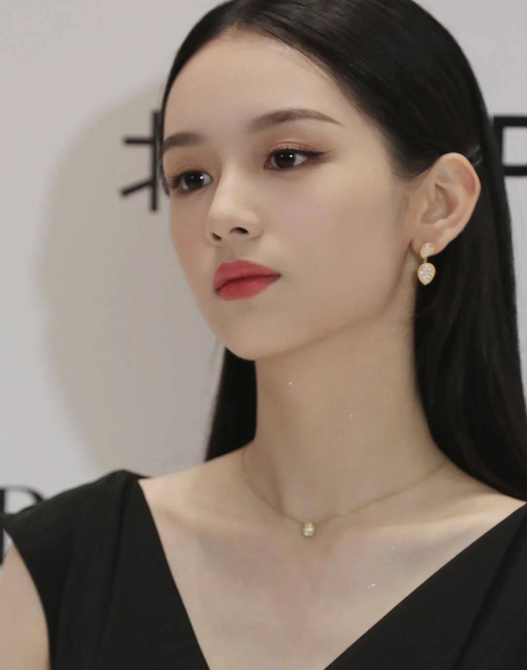什么|一看就很“贵”的女生都在画什么妆？豪门千金贵气妆容，值得学