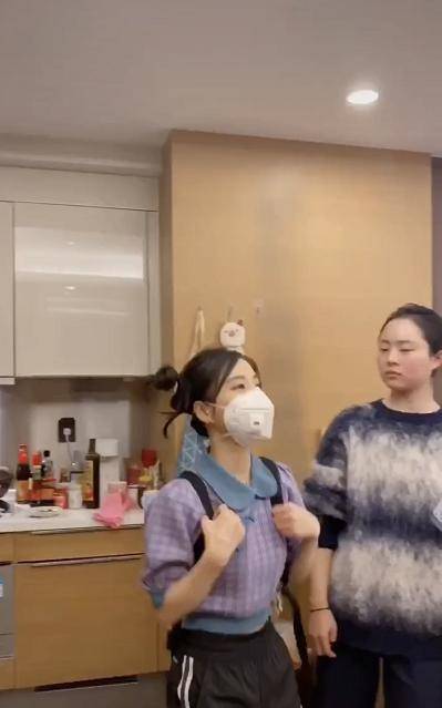 一身|冯提莫在家做科普，一身凉爽夏装好似娃娃，但与身边人像俩季节