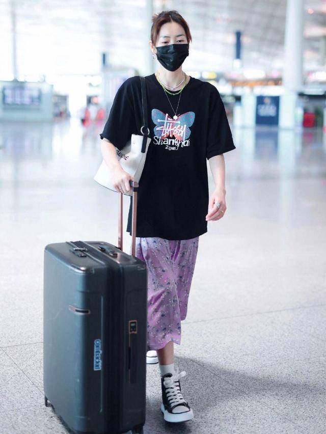 土潮|刘雯这时尚感没谁了，“睡裤外穿”不仅不俗，搭T恤还个性时尚