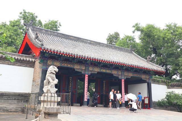 山东曲阜孔府的正门,对联是纪晓岚的墨宝,两个“错”字大有讲究_圣人