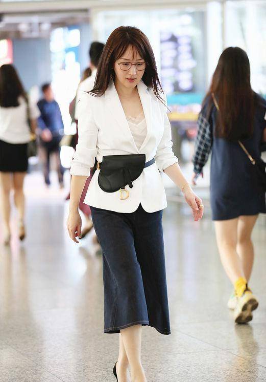 设计|71年的杨钰莹保养有道，50岁身材饱满有肉，穿西装显S型曲线